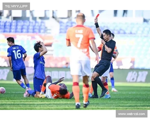 莫旗国际赛天津队教练因抗议判罚被罚红牌引发赛场冲突和争议 莫旗国际赛天津队教练因抗议判罚被罚红牌引发赛场冲突和争议