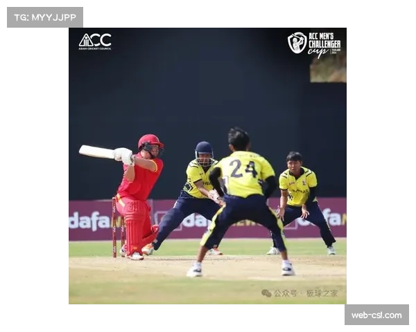 明尼苏达天猫队半场领先，通过无限换防策略有效切割对手传导球